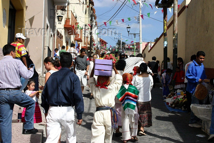 mexico120: Mexico - Guanajuato (Guanajuato): dressing for the festival - Unesco world heritage site (photo by R.Ziff) - (c) Travel-Images.com - Stock Photography agency - Image Bank