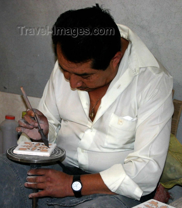 mexico121: Mexico - Dolores Hidalgo (Guanajuato): Azulejos Talavera Cortés - tile factory - artisan painting tiles (photo by R.Ziff) - (c) Travel-Images.com - Stock Photography agency - Image Bank