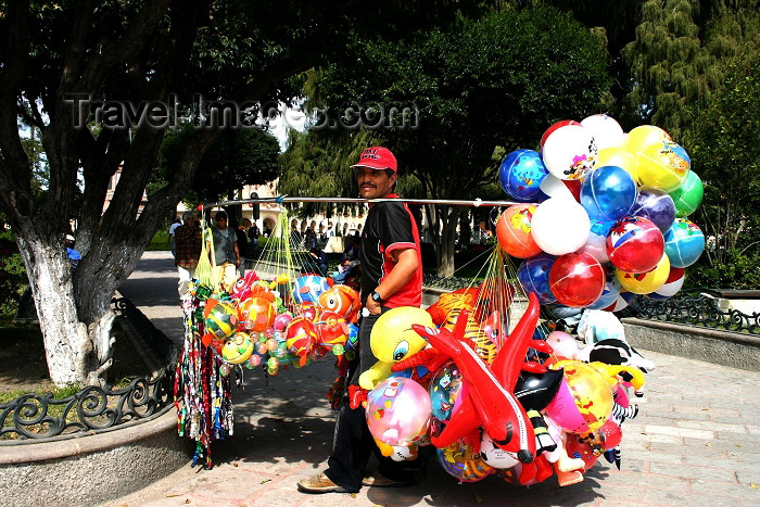 mexico123: Mexico - Dolores Hidalgo (Guanajuato): balloon seller in a park / jardin (photo by R.Ziff) - (c) Travel-Images.com - Stock Photography agency - Image Bank