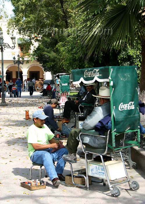 mexico124: Mexico - Dolores Hidalgo (Guanajuato): shoeshine men (photo by R.Ziff) - (c) Travel-Images.com - Stock Photography agency - Image Bank