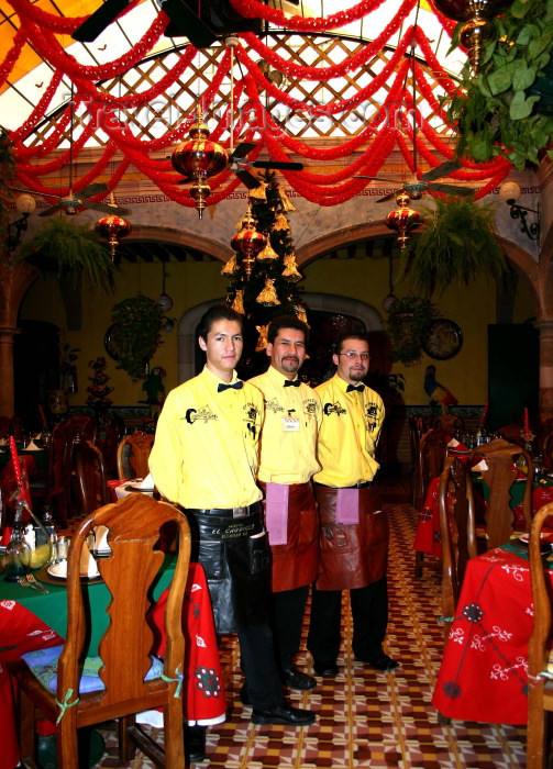 mexico127: Mexico - Dolores Hidalgo (Guanajuato):  El Carruage restaurant - waiters (photo by R.Ziff) - (c) Travel-Images.com - Stock Photography agency - Image Bank