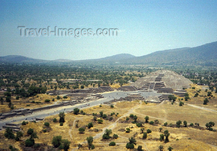 mexico16: Mexico - Teotihuacan (Mexico state): avenue of the Dead, Pyramid of the Moon, Jaguar Palace, Temple of the Plumed Conch Shells and Temple of the Mythological Animals / Piramide de ls Luna - Avenida de los Muertos - photo by M.Torres - (c) Travel-Images.com - Stock Photography agency - Image Bank