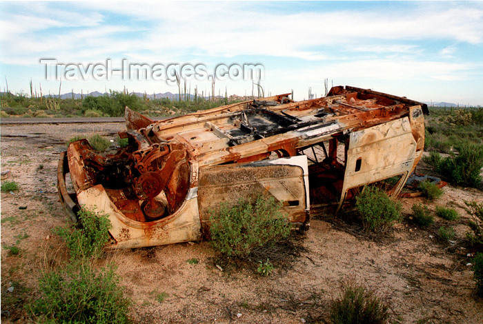 mexico267: Mexico - Bahia De Los Angeles (Baja California): abandoned car rusting in the desert - rollover accident by G.Friedman - (c) Travel-Images.com - Stock Photography agency - Image Bank