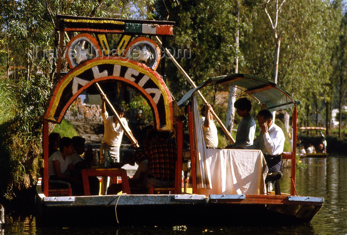 mexico338: Xochimilco, DF: family picnic on a chalupa boa - photo by Y.Baby - (c) Travel-Images.com - Stock Photography agency - Image Bank