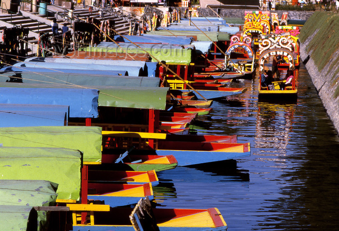 mexico339: Xochimilco, DF: canals, all that's left of the extensive chinampas - chalupa boats - UNESCO World Heritage site - photo by Y.Baby - (c) Travel-Images.com - Stock Photography agency - Image Bank