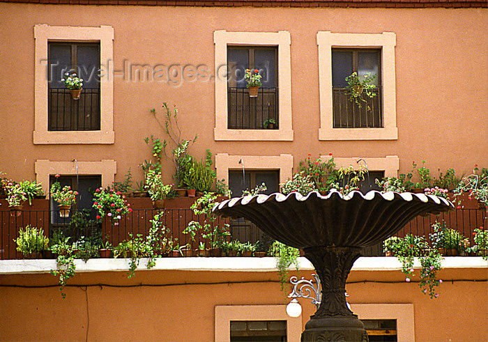 mexico354: Guanajuato City: fountain and façade - photo by Y.Baby - (c) Travel-Images.com - Stock Photography agency - Image Bank