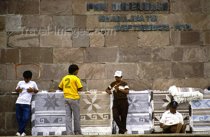 mexico358: Guanajuato City: carpet sellers wait for the tourists - photo by Y.Baby - (c) Travel-Images.com - Stock Photography agency - Image Bank