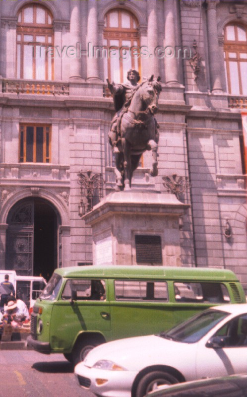 mexico36: Mexico City: El Caballito and the cars - Charles IV equestrian monument - sculptor: Manuel Tolsa / Carlos IV - Secretaria de Comunicaciones y Obras Publicas - photo by M.Torres - (c) Travel-Images.com - Stock Photography agency - Image Bank