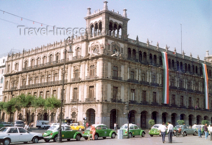 mexico38: Mexico City: VW beetles - taxi stand - Antiguo Ayuntamiento - Plaza de la Constitucion - photo by M.Torres - (c) Travel-Images.com - Stock Photography agency - Image Bank