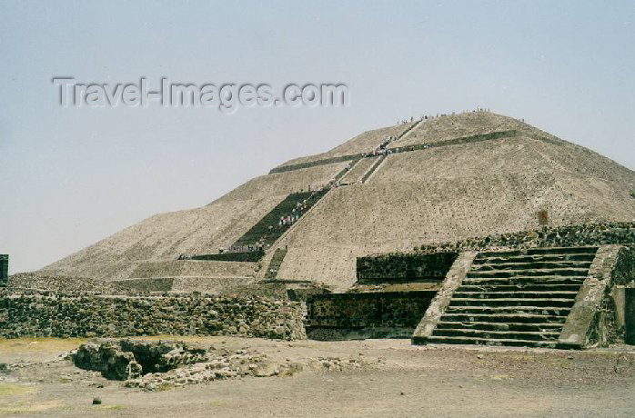 mexico4: Mexico - Teotihacan (near Acolman, Mexico state): Pyramid of the Sun - Avenue of the Dead / Piramide del Sol - Avenida de los Muertos - photo by M.Torres - (c) Travel-Images.com - Stock Photography agency - Image Bank