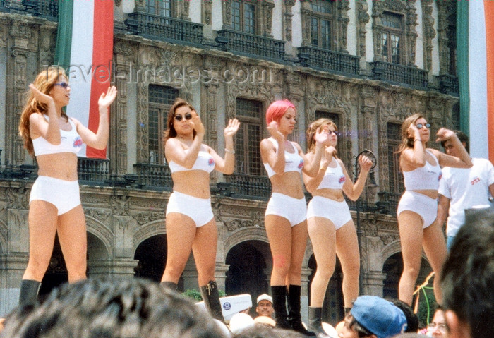 mexico8: Mexico City: shaking at the Zocalo - dancing girls / Plaza de la Constitución - photo by M.Torres - (c) Travel-Images.com - Stock Photography agency - Image Bank