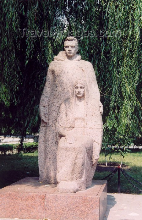 moldova16: Moldova / Moldavia - Cimislia: sadness - Soviet statue - photo by M.Torres - (c) Travel-Images.com - Stock Photography agency - Image Bank