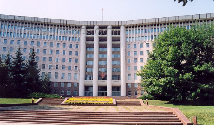 moldova2: Moldova - Chisinau / Kishinev / KIV: the parliament - Sfatul Tarii - formerly the Central Committe of the Communist Party of Moldova - boulevard Stefan Cel Mare, former boulevard Lenin - architects A.N.Cherdantsev and G.N.Bosenko - photo by M.Torres - (c) Travel-Images.com - Stock Photography agency - Image Bank