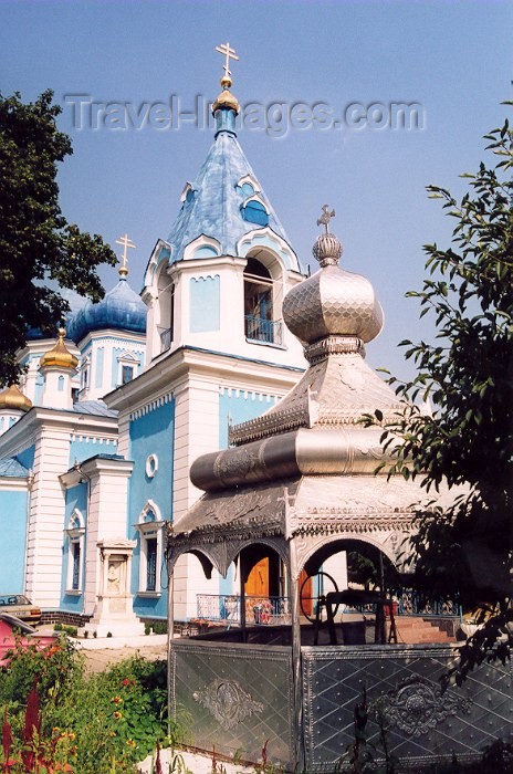 moldova33: Chisinau / Kishinev, Moldova:Church of St. Teodor Tiron - Ciuflea - the well - Catedrala episcopala Sf. Teodor Tiron - Biserica Sf. Tiron - photo by M.Torres - (c) Travel-Images.com - Stock Photography agency - Image Bank