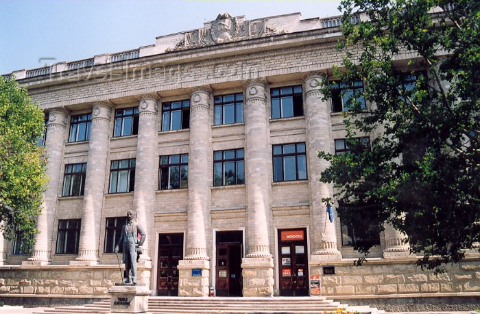 moldova59: Chisinau / Kishinev, Moldova: the National Library - architect A.Ambartumian - statue of the poet Vasile Alecsandri by Ion Zderciuc - Str 31 August 1989 - Cladirea Bibliotecii Nationale - photo by M.Torres - (c) Travel-Images.com - Stock Photography agency - Image Bank