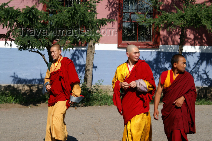 mongolia110: Ulan Bator / Ulaanbaatar, Mongolia: monks in Gandan Khiid Monastery - photo by A.Ferrari - (c) Travel-Images.com - Stock Photography agency - Image Bank