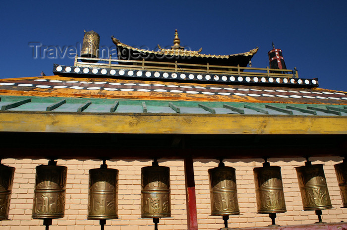 mongolia113: Ulan Bator / Ulaanbaatar, Mongolia: prayer wheels and roof, Gandan Khiid Monastery - photo by A.Ferrari - (c) Travel-Images.com - Stock Photography agency - Image Bank
