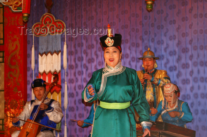 mongolia123: Ulan Bator / Ulaanbaatar, Mongolia: female singer and musicians, Tumen Ekh's cultural show - photo by A.Ferrari - (c) Travel-Images.com - Stock Photography agency - Image Bank