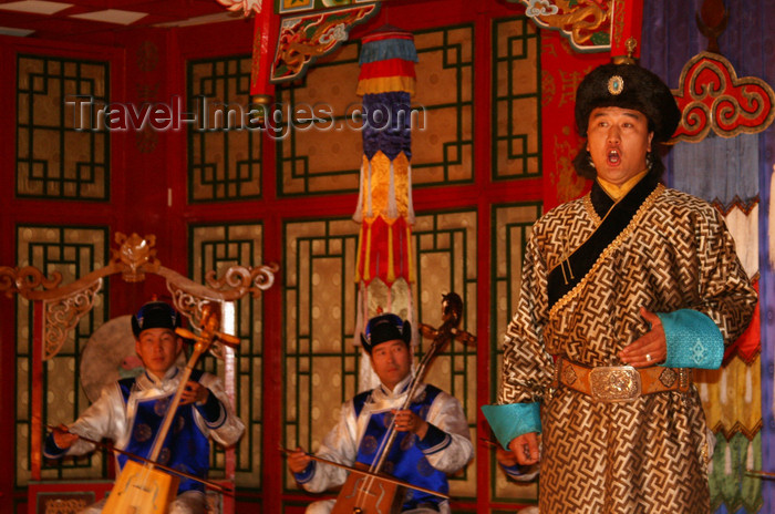 mongolia124: Ulan Bator / Ulaanbaatar, Mongolia: male singer and musicians, Tumen Ekh's cultural show - photo by A.Ferrari - (c) Travel-Images.com - Stock Photography agency - Image Bank