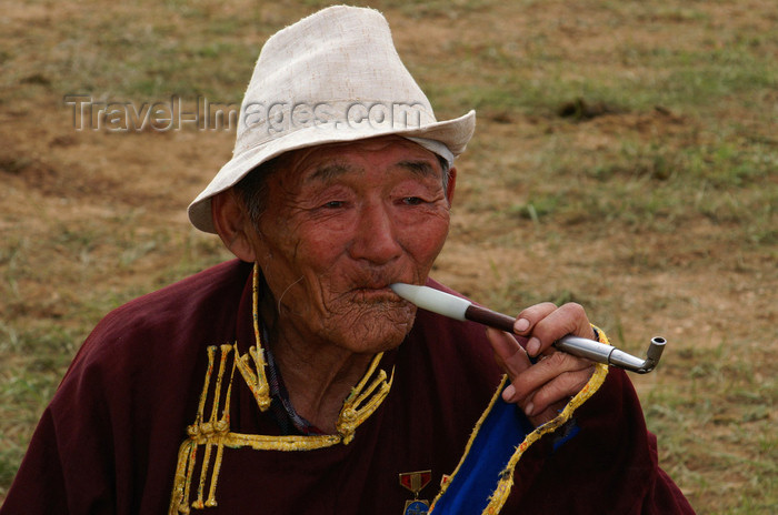 mongolia139: Ulan Bator / Ulaanbaatar, Mongolia: Naadam festival - Mongolian man smoking a pipe - horse races - Hui Doloon Khutag - photo by A.Ferrari - (c) Travel-Images.com - Stock Photography agency - Image Bank
