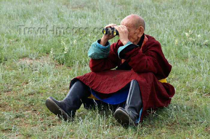 mongolia141: Ulan Bator / Ulaanbaatar, Mongolia: Naadam festival - man with binoculars at the horse races - Hui Doloon Khutag - photo by A.Ferrari - (c) Travel-Images.com - Stock Photography agency - Image Bank