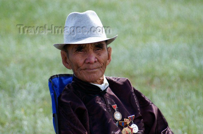 mongolia145: Ulan Bator / Ulaanbaatar, Mongolia: Naadam festival - decorated man - horse races - Hui Doloon Khutag - photo by A.Ferrari - (c) Travel-Images.com - Stock Photography agency - Image Bank