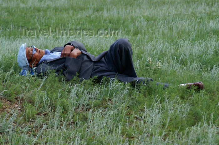 mongolia147: Ulan Bator / Ulaanbaatar, Mongolia: Naadam festival - man Having a vodka break - horse races - Hui Doloon Khutag - photo by A.Ferrari - (c) Travel-Images.com - Stock Photography agency - Image Bank