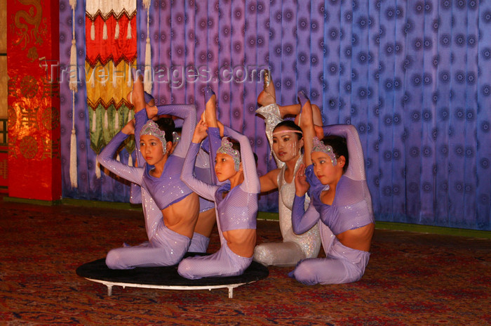 mongolia16: Ulan Bator / Ulaanbaatar, Mongolia: young contortionists, Tumen Ekh's cultural show - photo by A.Ferrari - (c) Travel-Images.com - Stock Photography agency - Image Bank