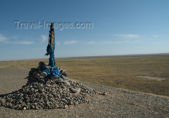 mongolia19: Mongolia - Gobi desert: oova and the emptiness - Buddhist cairn - photo by A.Summers - (c) Travel-Images.com - Stock Photography agency - Image Bank