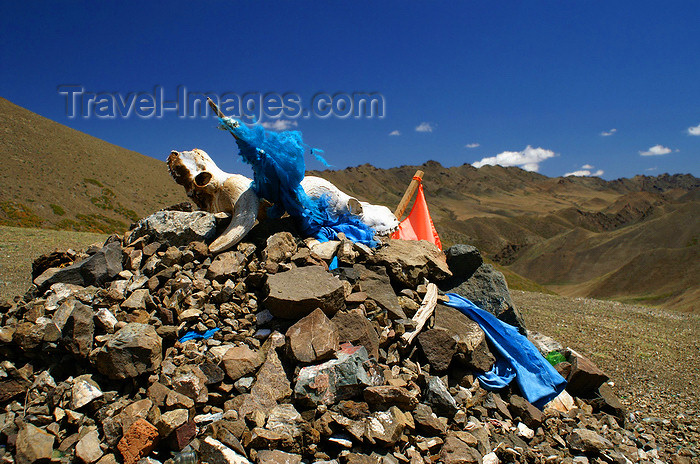 mongolia191: Gobi desert, southern Mongolia: shrine on the way to Dugany Am, Gurvan Saikhan National Park - cairn - oova - photo by A.Ferrari - (c) Travel-Images.com - Stock Photography agency - Image Bank