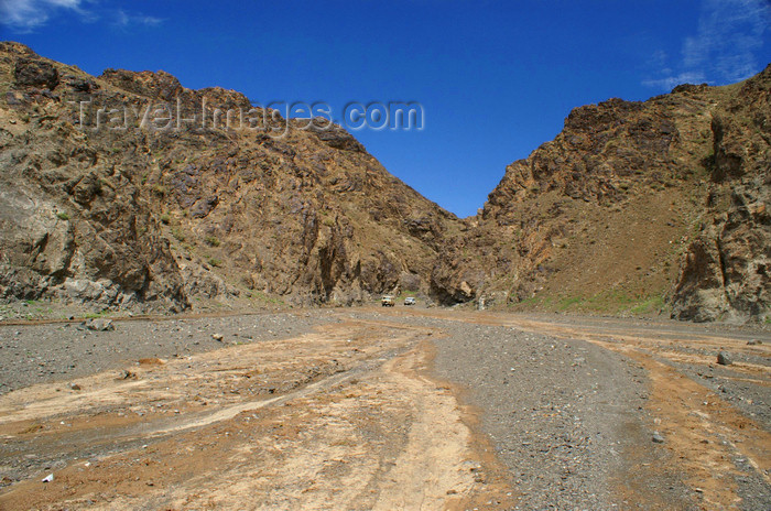 mongolia193: Gobi desert, southern Mongolia: minivans leaving Dugany Am, Gurvan Saikhan National Park - photo by A.Ferrari - (c) Travel-Images.com - Stock Photography agency - Image Bank