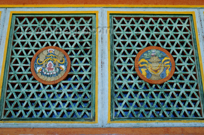 mongolia251: Karakorum, central Mongolia: Erdene Zuu monastery, Kharkhorin - Buddhist auspicious symbols on a window - Golden Fish pair and Treasure Vase - photo by A.Ferrari - (c) Travel-Images.com - Stock Photography agency - Image Bank