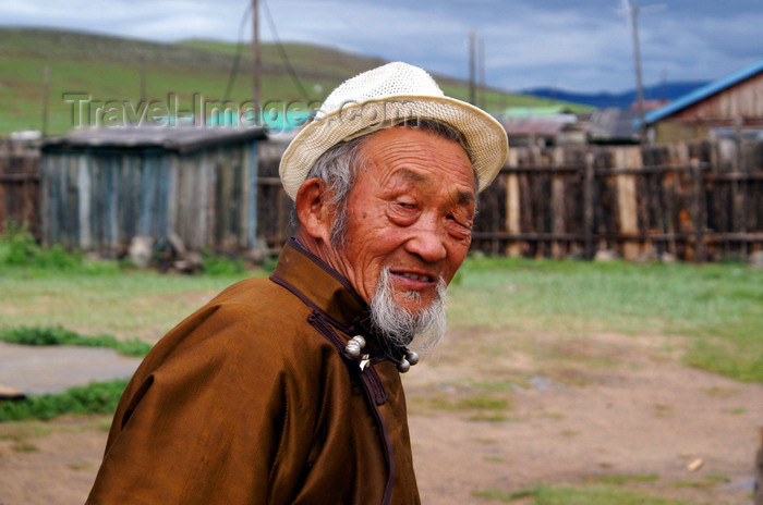 mongolia283: Khorgo-Terkhiin Tsagaan Nuur NP, Arkhangai Province, Mongolia: old man in Tariat, entrance to the National Park - photo by A.Ferrari - (c) Travel-Images.com - Stock Photography agency - Image Bank