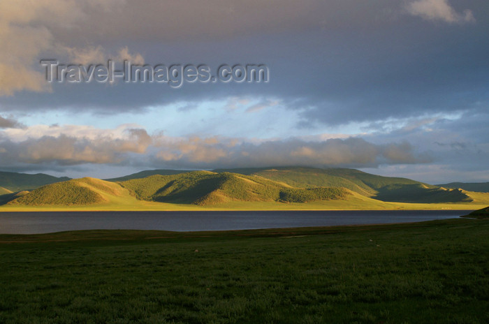 mongolia286: Khorgo-Terkhiin Tsagaan Nuur NP, Mongolia: hills and lake in the evening light - photo by A.Ferrari - (c) Travel-Images.com - Stock Photography agency - Image Bank