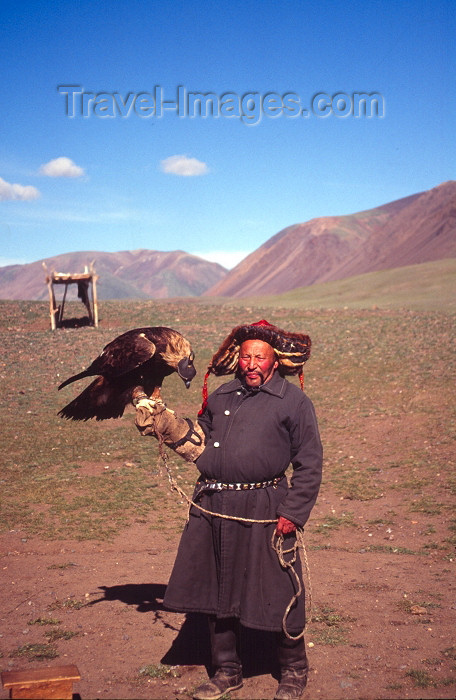 mongolia48: Mongolia - Altai - Bayan Olgii province: old Kazak eagle hunter - photo by A.Summers - (c) Travel-Images.com - Stock Photography agency - Image Bank