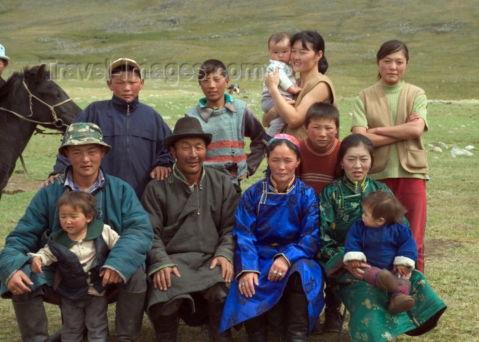 mongolia68: Mongolia - Uvs province: family photo - nomadic clan - photo by A.Summers - (c) Travel-Images.com - Stock Photography agency - Image Bank