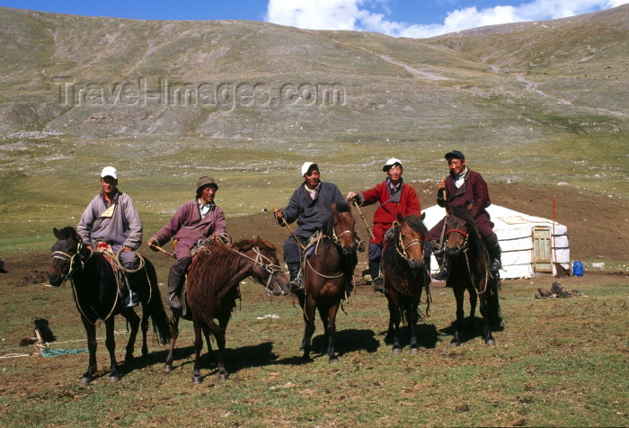 mongolia69: Mongolia - Uvs province: mounted herders and yurt / ger - photo by A.Summers - (c) Travel-Images.com - Stock Photography agency - Image Bank
