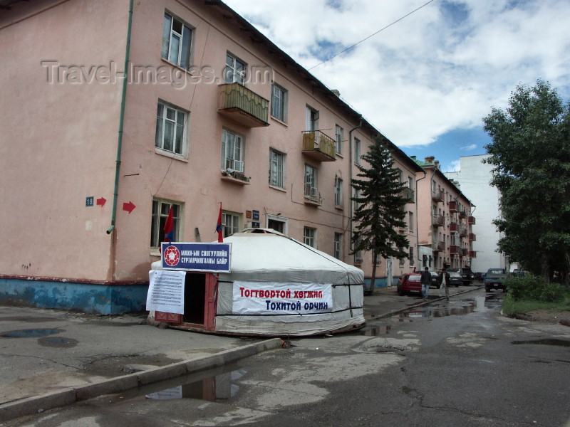 mongolia75: Mongolia - Ulan Bator / Ulaanbaatar: yurt / gher / ger and Soviet period apartment blocks - photo by P.Artus - (c) Travel-Images.com - Stock Photography agency - Image Bank