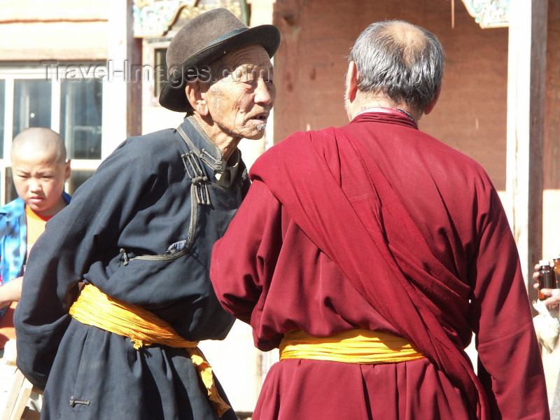 mongolia78: Mongolia - Ulan Bator / Ulaanbaatar: street talk - photo by P.Artus - (c) Travel-Images.com - Stock Photography agency - Image Bank