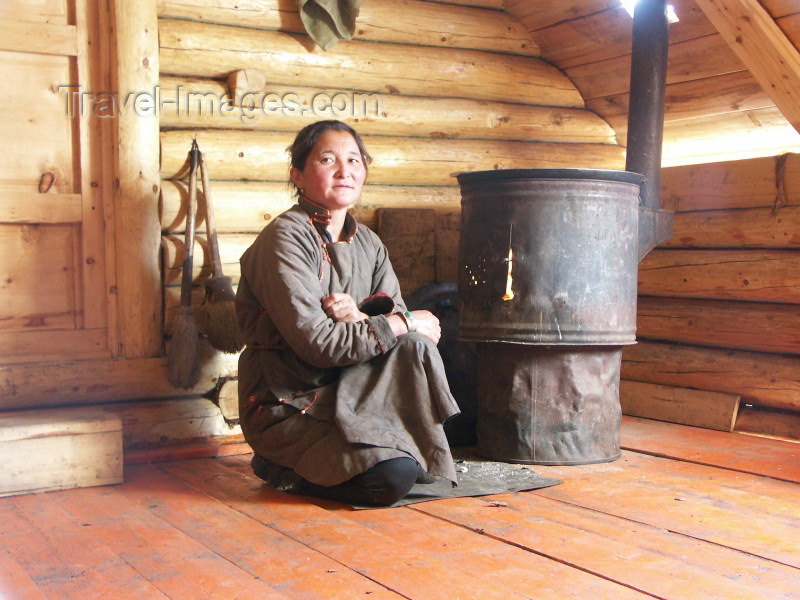 mongolia81: Mongolia - Arkhangai - Great White Lake / Terkhiin Tsagaan Nuur: woman at home by the stove - photo by P.Artus - (c) Travel-Images.com - Stock Photography agency - Image Bank