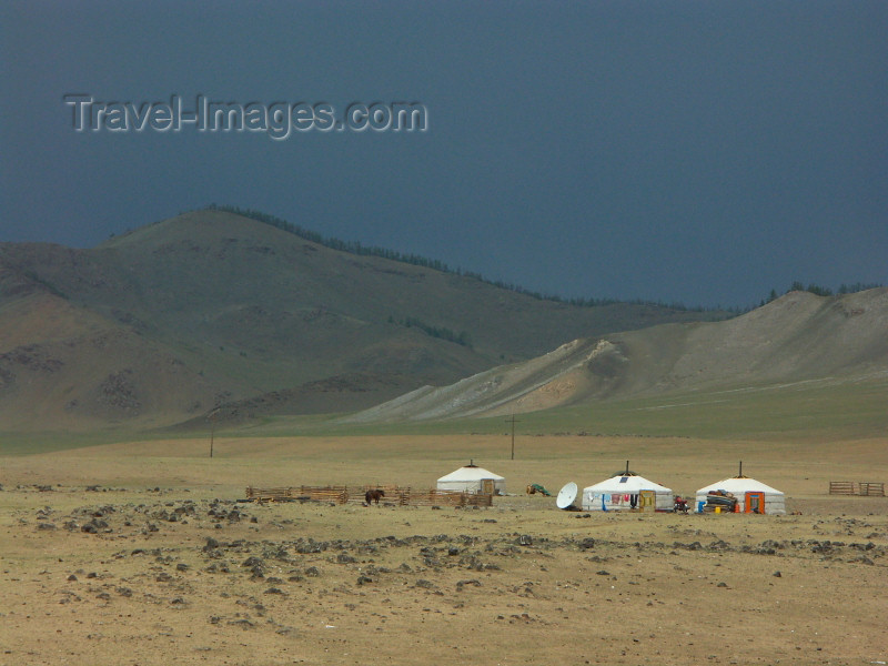 mongolia84: Mongolia - Tsetserleg / TSZ - Arkhangai Aimag: gers and the Khangai Mountains - photo by P.Artus - (c) Travel-Images.com - Stock Photography agency - Image Bank
