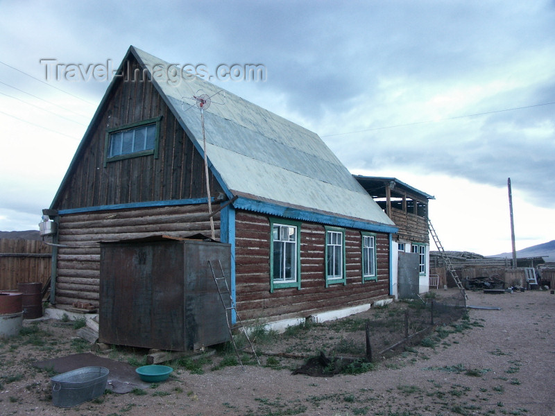 mongolia91: Mongolia - Burgun, Bayan-Ölgiy Aymag: timber house - photo by P.Artus - (c) Travel-Images.com - Stock Photography agency - Image Bank