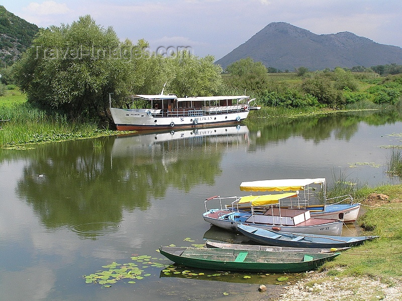 montenegro11: Montenegro - Crna Gora - Lake Skadar / Skadarsko jezero: boats on a canal - photo by J.Kaman - (c) Travel-Images.com - Stock Photography agency - Image Bank