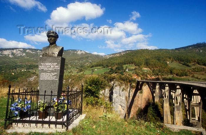 montenegro158: Montenegro - Durmitor national park: military bust and Durdevica Tara Bridge over the Tara river canyon, between the villages of Budecevica and Trešnjica - concrete arch bridge - Žabljak municipality - photo by D.Forman - (c) Travel-Images.com - Stock Photography agency - Image Bank