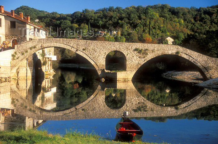 montenegro194: Montenegro - Rijeka Crnojevica: the old bridge - reflection - Stari Most - photo by D.Forman - (c) Travel-Images.com - Stock Photography agency - Image Bank
