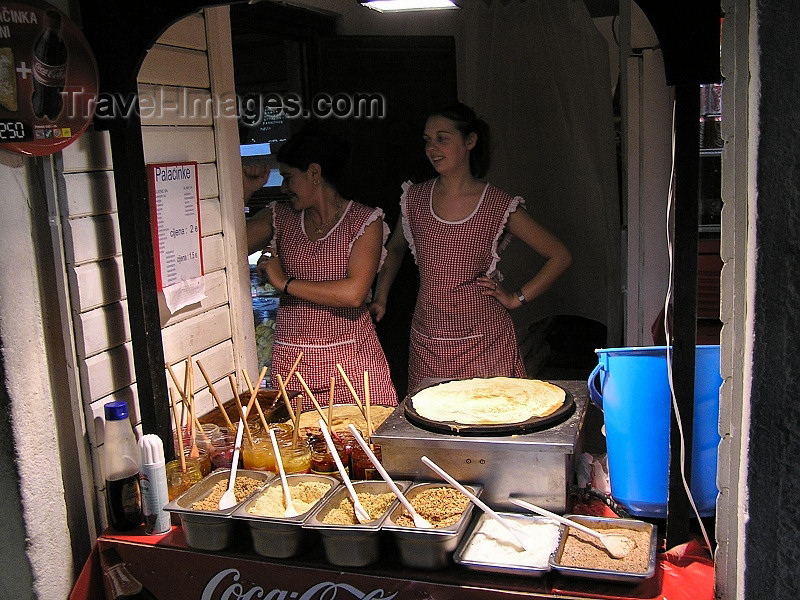 montenegro21: Montenegro - Crna Gora - Budva: nocturnal - pancake vendors - photo by J.Kaman - (c) Travel-Images.com - Stock Photography agency - Image Bank