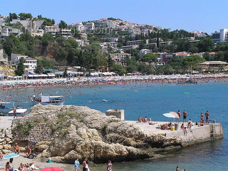 montenegro26: Montenegro - Crna Gora  - Ulcinj: urban water front - beach / crowded city beach - Mala Plaza and rock outcrop - photo by J.Kaman - photo by J.Kaman - (c) Travel-Images.com - Stock Photography agency - Image Bank