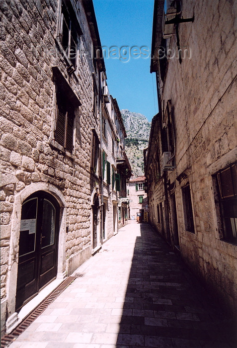montenegro41: Montenegro - Crna Gora  - Kotor: narrow street in old town of Kotor - UNESCO world heritage site - photo by M.Torres - (c) Travel-Images.com - Stock Photography agency - Image Bank