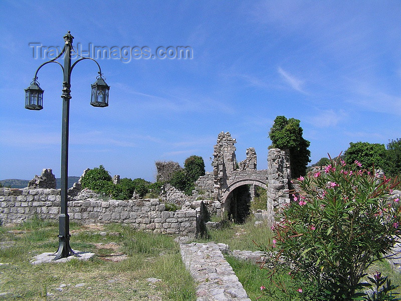 montenegro66: Montenegro - Crna Gora - Stari Bar: lamp post in the ruins - photo by J.Kaman - (c) Travel-Images.com - Stock Photography agency - Image Bank