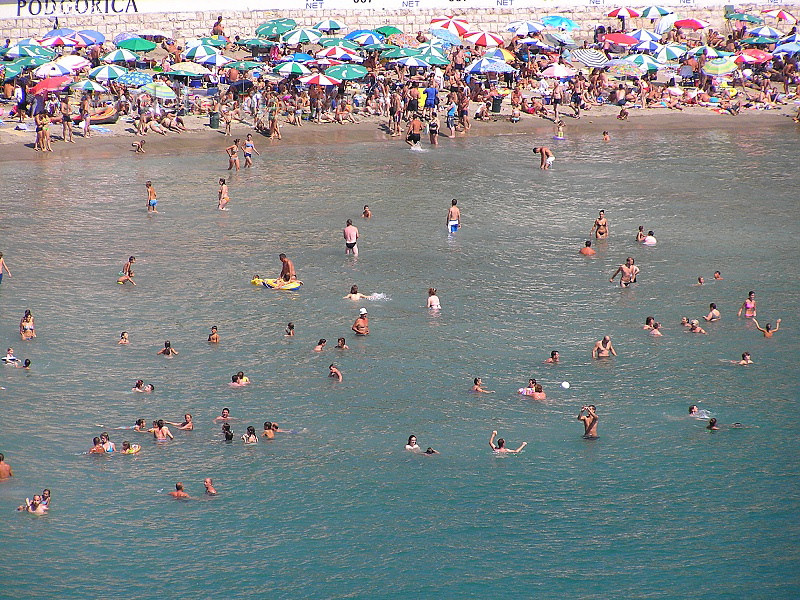 montenegro72: Montenegro - Crna Gora  - Ulcinj: crowded city beach - Mala Plaza - photo by J.Kaman - (c) Travel-Images.com - Stock Photography agency - Image Bank